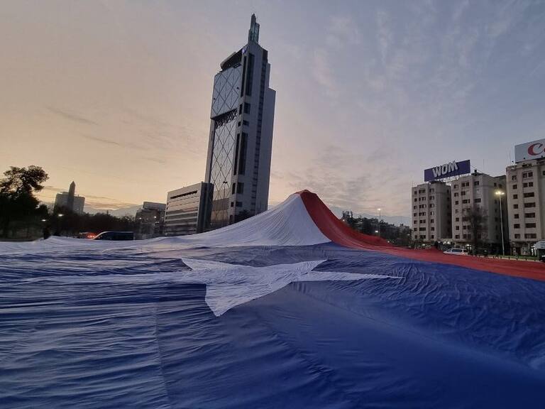 Plaza Baquedano amanece cubierta con una gigante bandera de Chile