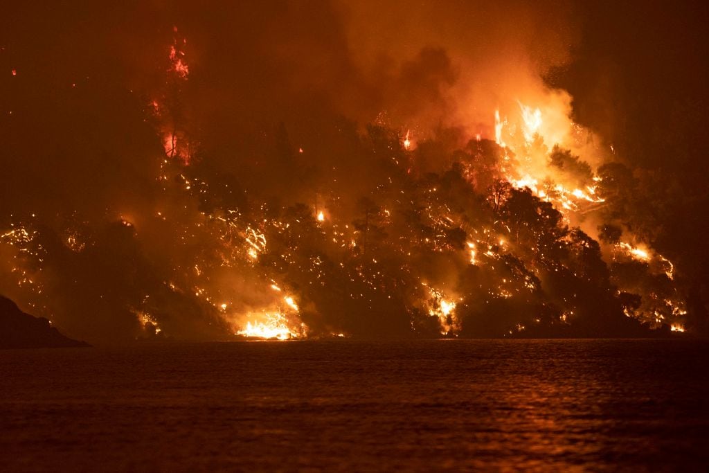El fuego hace arder la isla de Evia en Grecia