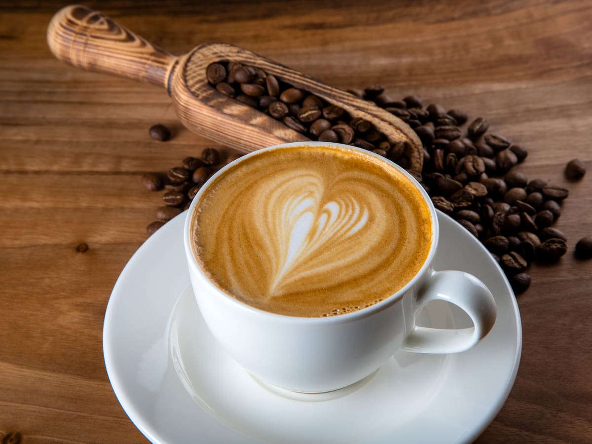 ¿Cuántas tazas de café es saludable beber en un solo día? Esta es la dosis máxima y segura para un adulto