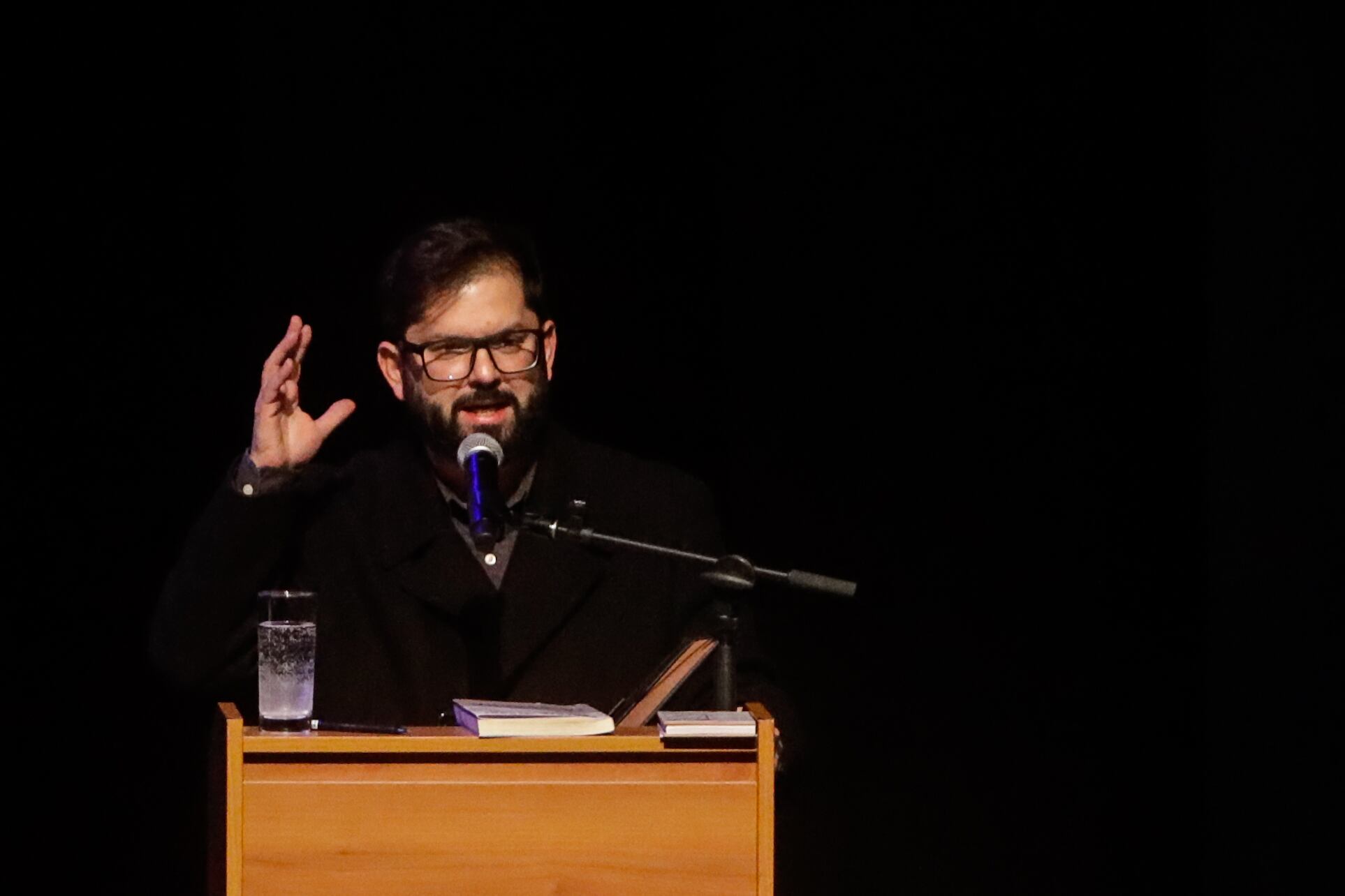 El ex presidente Gabriel Boric asiste al lanzamiento del libro "La resaca" de Eugenio Tironi