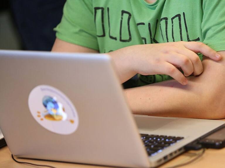 El 54% de los menores de 13 años ha interactuado con un desconocido en internet