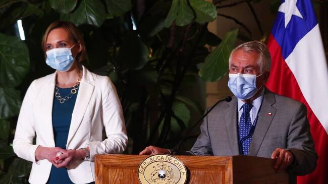 05 DE AGOSTO DE 2020/VALPARAISOEl ministro de Salud, Enrique Paris (d), junto a la senadora Carolina Goic (i), ofrece un punto de prensa, luego que el Senado aprobara la Ley Nacional del Cancer.
FOTO: LEONARDO RUBILAR CHANDIA/AGENCIAUNO