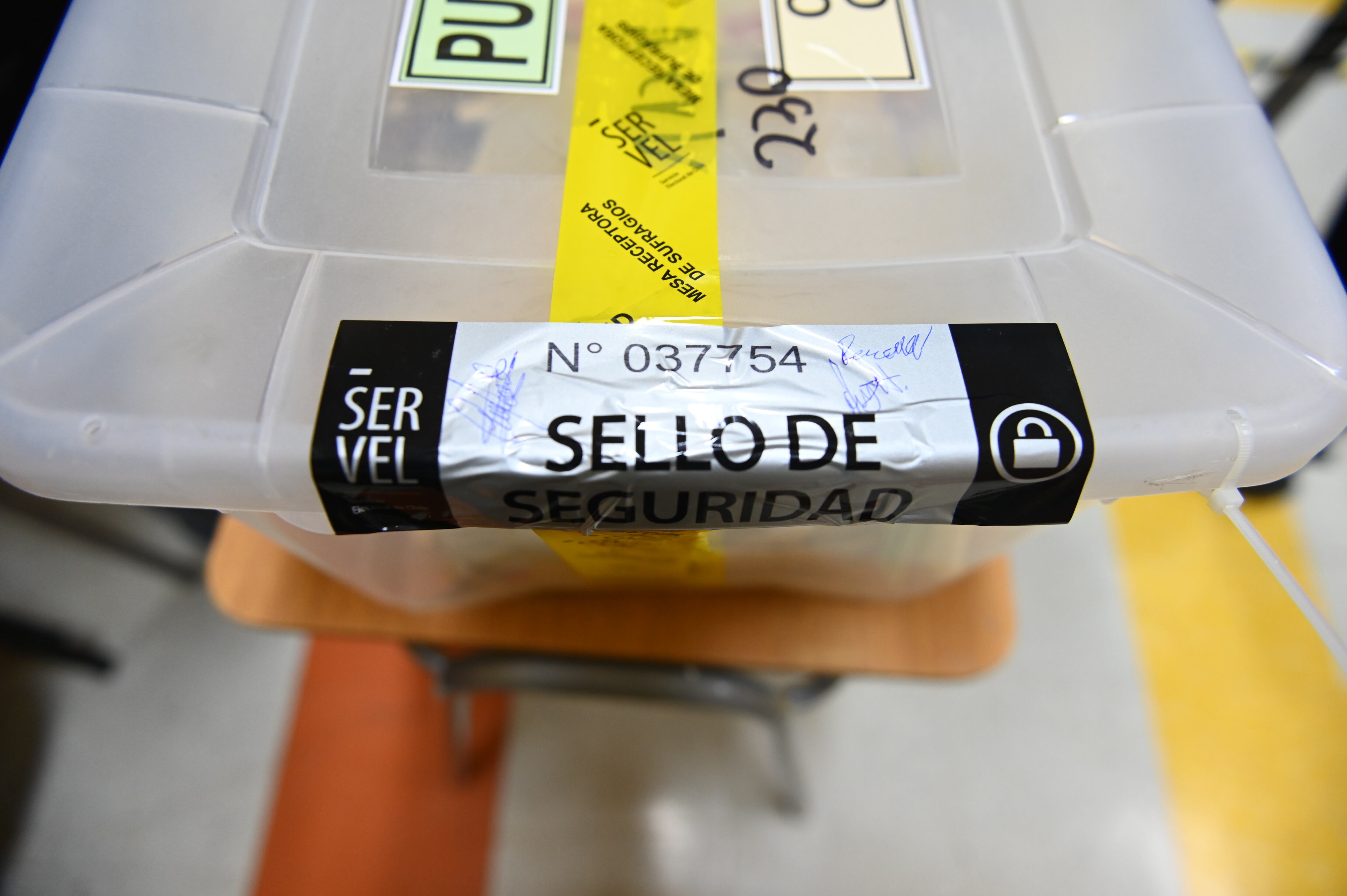 Cierre de las urnas en los locales de votación del Liceo Técnico Femenino de Temuco.Foto: Agencia Uno.