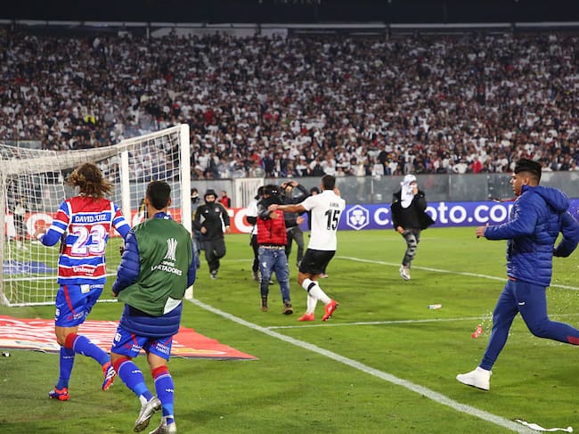 SANTIAGO, CHILE - APRIL 10: Players of Fortaleza scape the pitch during the CONMEBOL Copa Libertadores group E match between Colo Colo and Fortaleza at Estadio Monumental David Arellano on April 10, 2025 in Santiago, Chile. (Photo by Marcelo Hernandez/Getty Images)