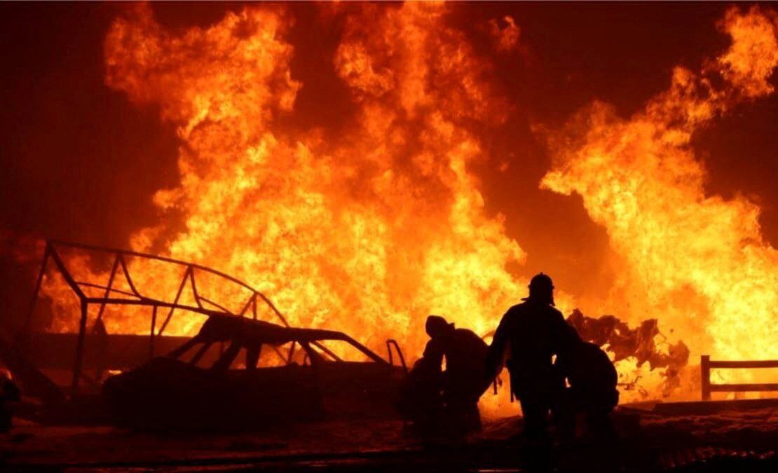 Personas escapan del fuego tras explosión en Dagestan de Rusia