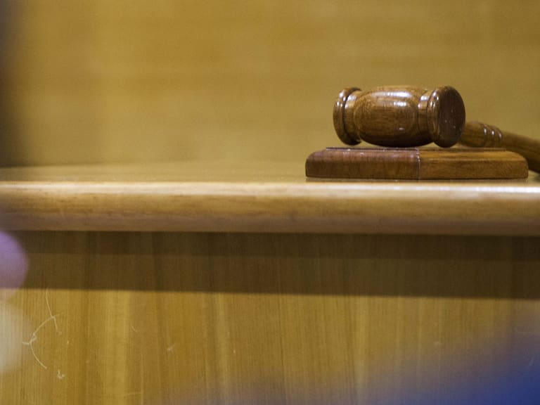 Martillo de juez, juzgado