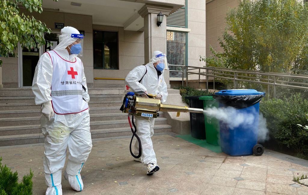 Trabajadores de la salud desinfectan las calles de la ciudad de Lanzhou