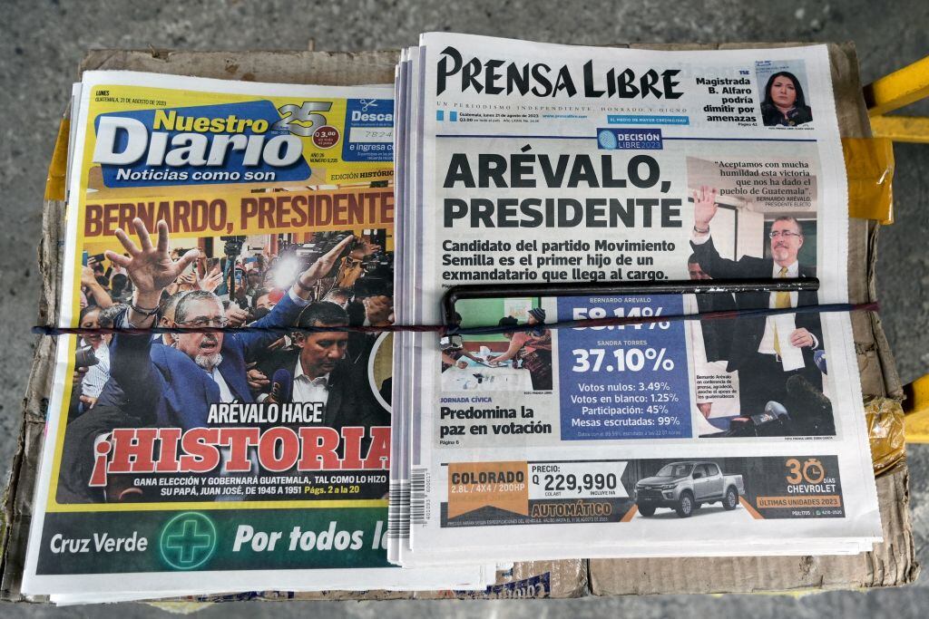 Diarios en Guatemala informan el triunfo de Bernardo Arévalo