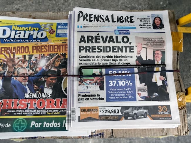 Diarios en Guatemala informan el triunfo de Bernardo Arévalo
