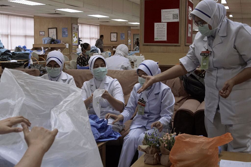 Trabajadores de la salud alistan su equipamiento sanitario en Kuala Lumpur