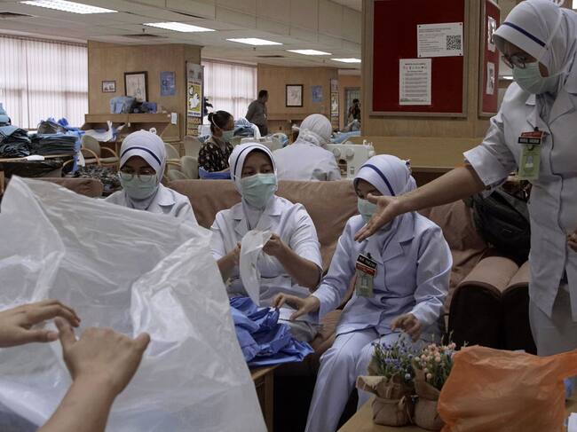Trabajadores de la salud alistan su equipamiento sanitario en Kuala Lumpur