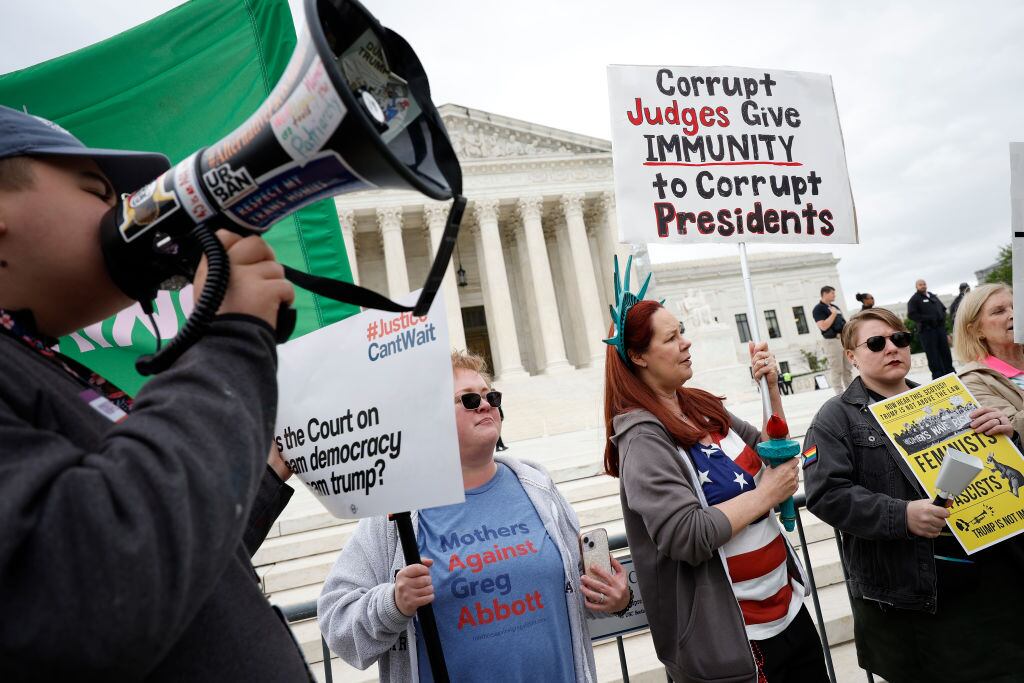 Manifestantes protestan contra el expresidente Donald Trump frente a la corte suprema en la ciudad de Washington en Estados Unidos.