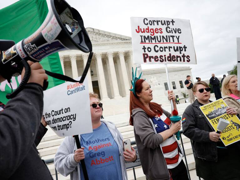 Manifestantes protestan contra el expresidente Donald Trump frente a la corte suprema en la ciudad de Washington en Estados Unidos.