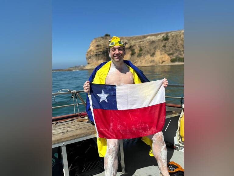A la “caza” de la “Sirena de Hielo”: Francisco Aguirre supera el cruce del Canal de Catalina y queda a un nado de la Triple Corona de la natación