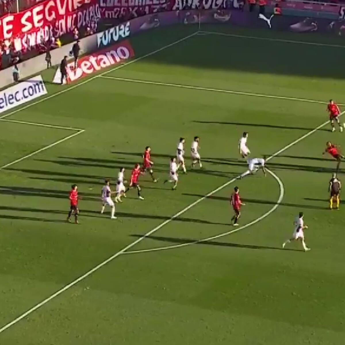 Juega con tres chilenos en Argentina y ganó el Premio Puskás por este golazo: ¡el mejor del año!