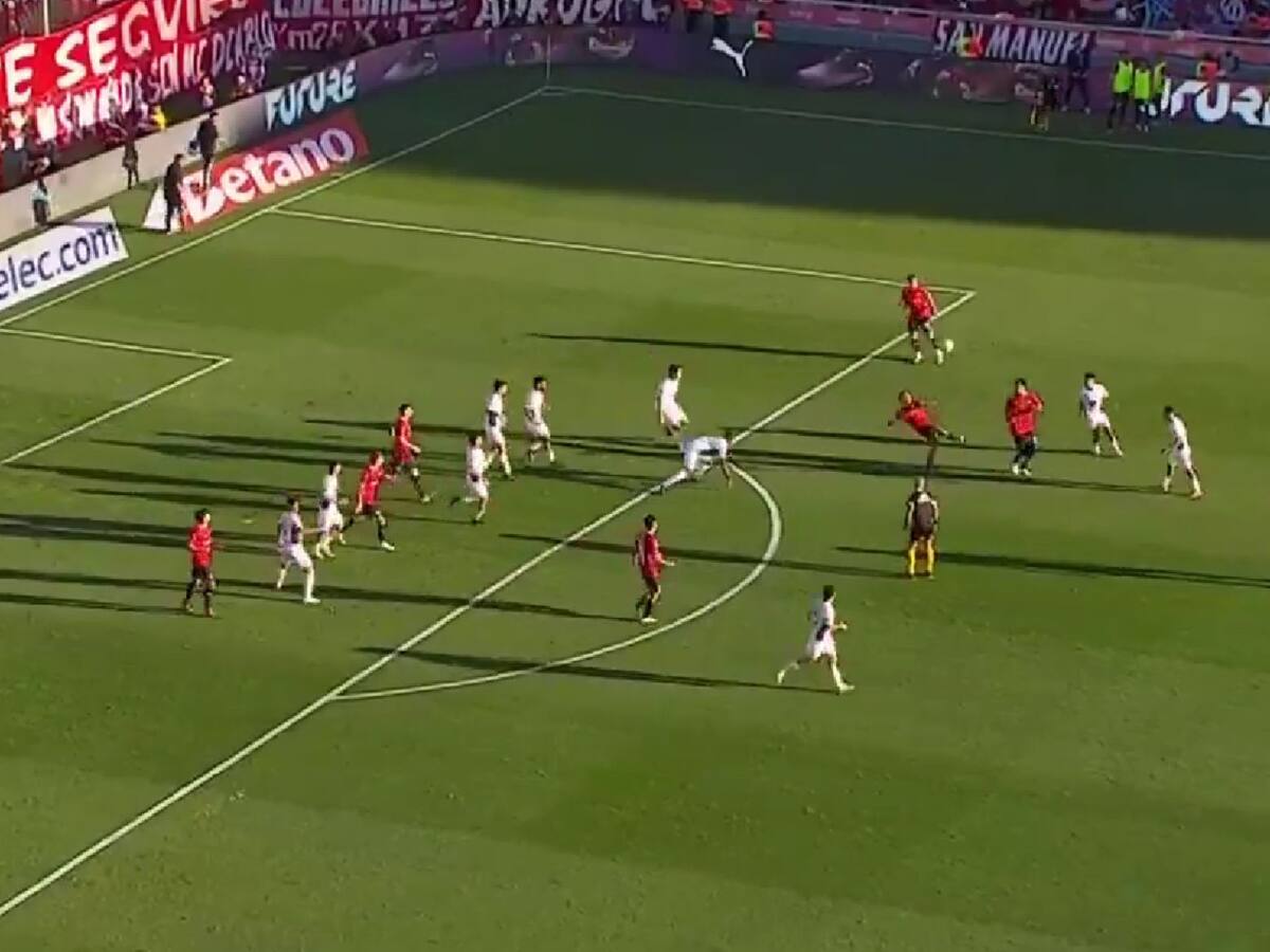 Juega con tres chilenos en Argentina y ganó el Premio Puskás por este golazo: ¡el mejor del año!