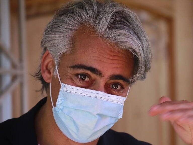 19 de febrero del 2021/SantiagoEl senador Alejandro Guillier y el lider del PRO Marco Enríquez-Ominami se reúnen con familias de víctimas de incendio de las bodegas Kayser en el contexto del estallido social de octubre de 2019
FOTO: KARIN POZO/AGENCIAUNO