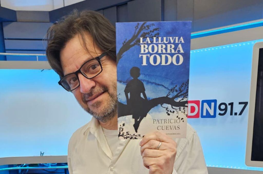Patricio Cuevas sobre su novela debut, "La lluvia borra todo": "Robé aventuras de otras personas para construir una narración"