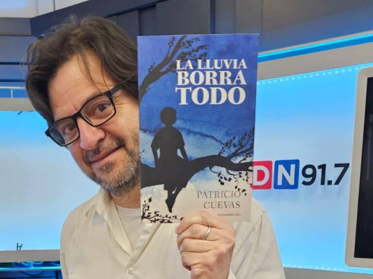 Patricio Cuevas sobre su novela debut, "La lluvia borra todo": "Robé aventuras de otras personas para construir una narración"