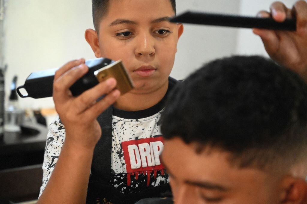 Niño de 12 años corta cabello en peluquería de Comayagua de Honduras
