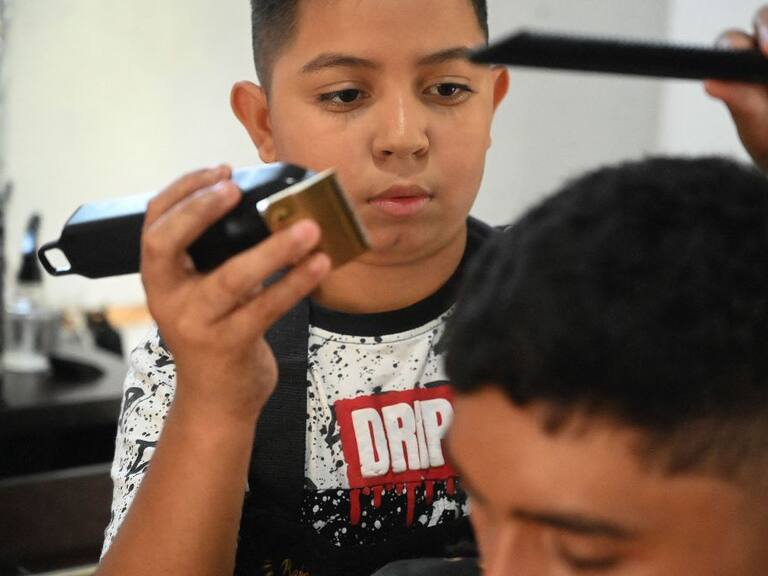 Niño de 12 años corta cabello en peluquería de Comayagua de Honduras