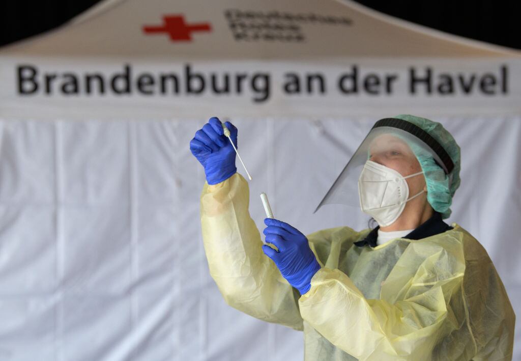 Trabajadora de la salud realiza un test del Covid-19 en Alemania