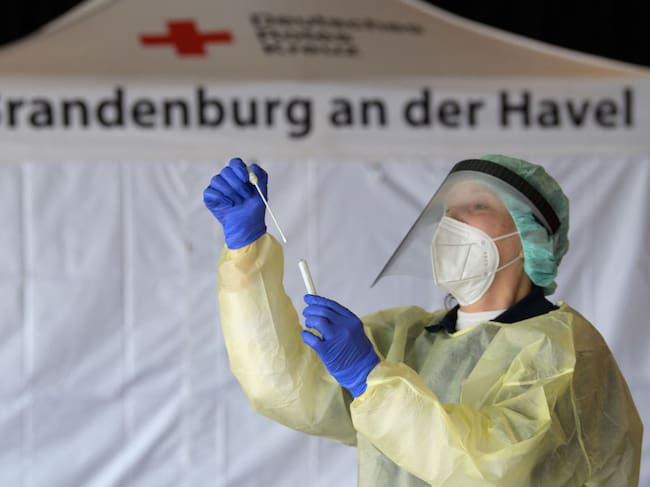 Trabajadora de la salud realiza un test del Covid-19 en Alemania