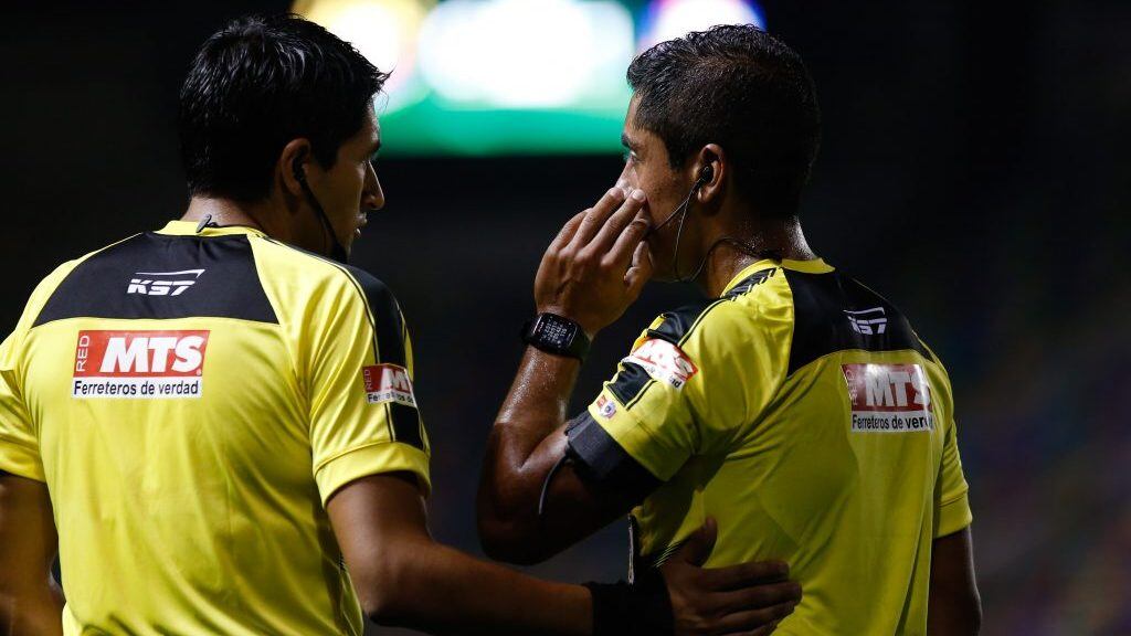 17 de Febrero  del 2019/SANTIAGOEl Arbitro del Partido Nicolas Gamboa determina suspender momentáneamente el partido luego de caer un objeto contundente al jugador de Deportes Antofagasta ,durante el partido valido por el campeonato AFP PLan Vital 2019, entre los equipos Audax Italiano vs Deportes Antofagasta, disputado en el Estadio Municipal de la Florida.
FOTO:FRANCISCO LONGA/AGENCIAUNO
