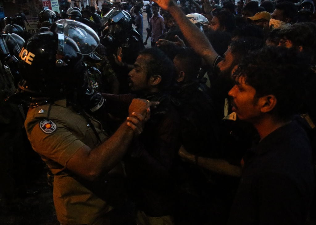 Civiles enfrentan a fuerzas de seguridad en medio de protestas en Sri Lanka