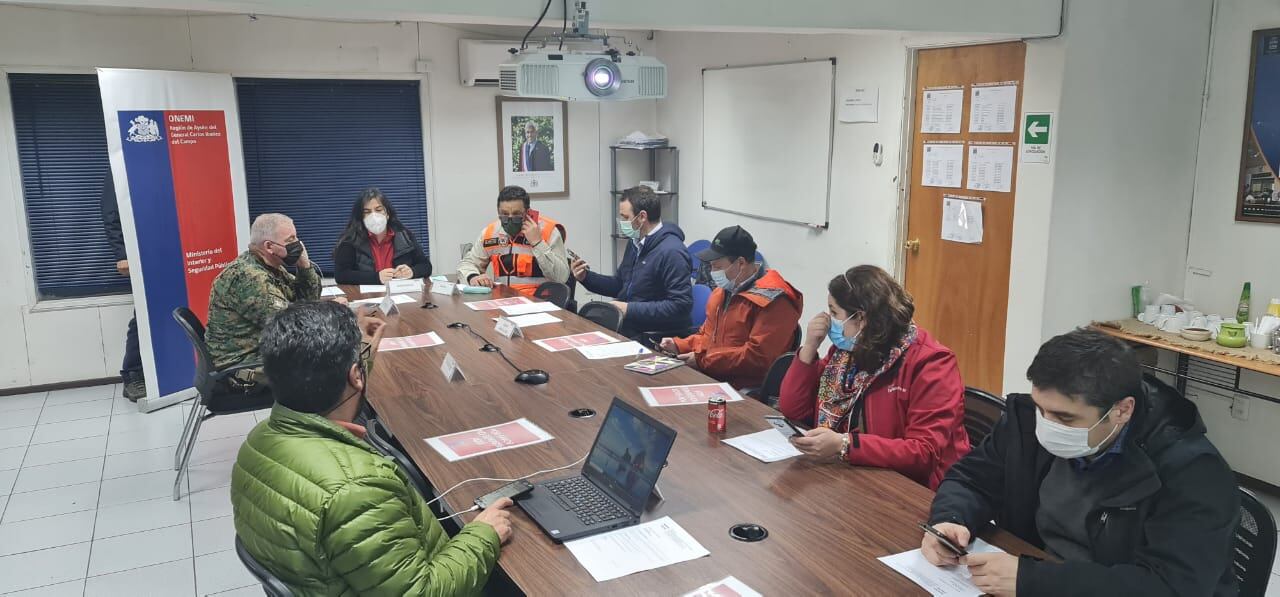 Reunión del COE de la Región de Aysén por el incendio en al Parque Nacional Patagonia