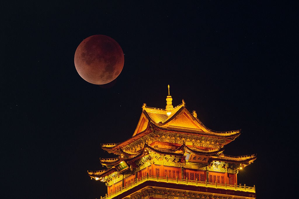 Getty Images | Un eclipse lunar total proyectó una "luna de sangre" sobre el cielo nocturno el 8 de septiembre de 2025 en Jiujiang, China