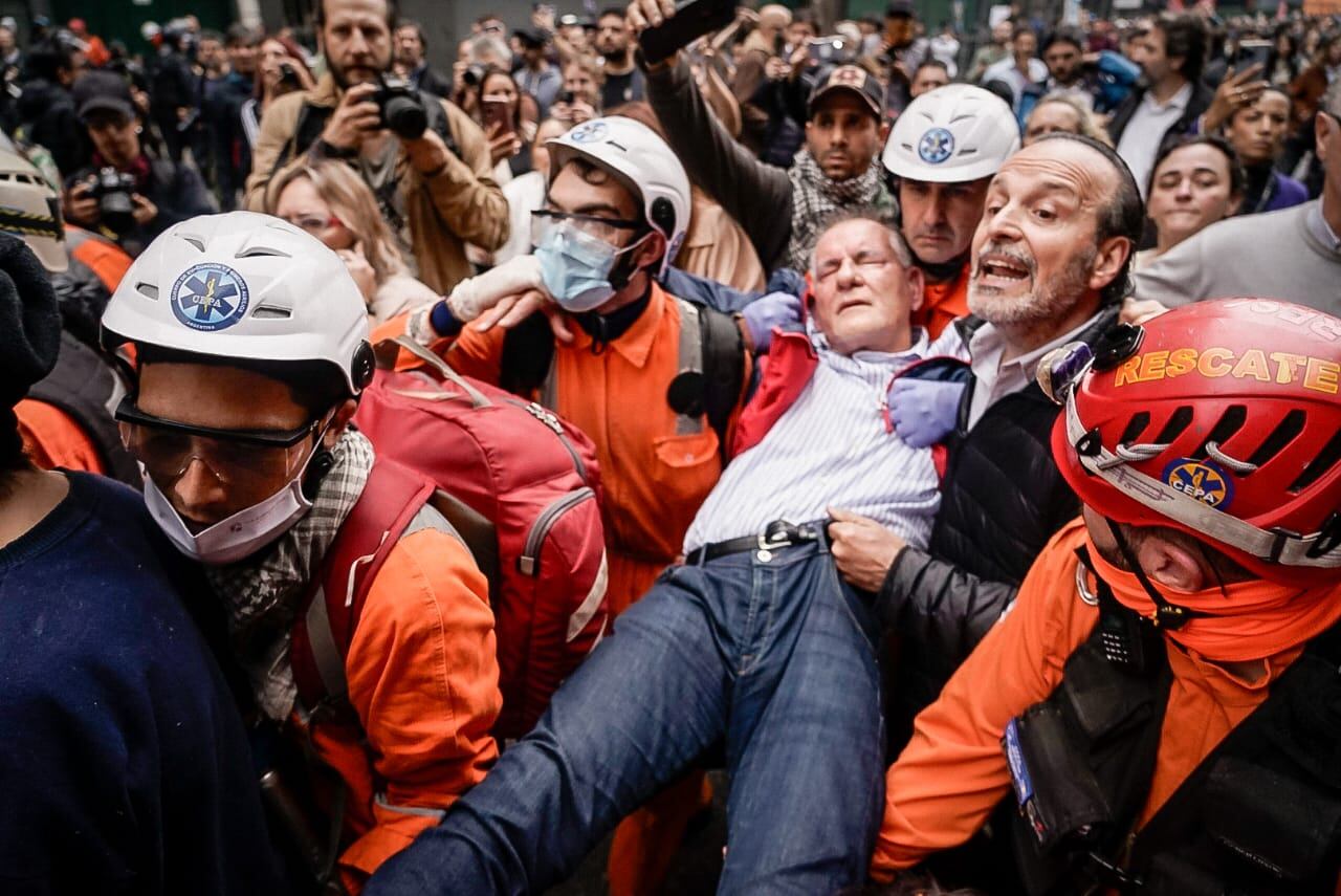 Diputados son hospitalizados tras recibir gas policial en protesta contra reforma de Javier Milei