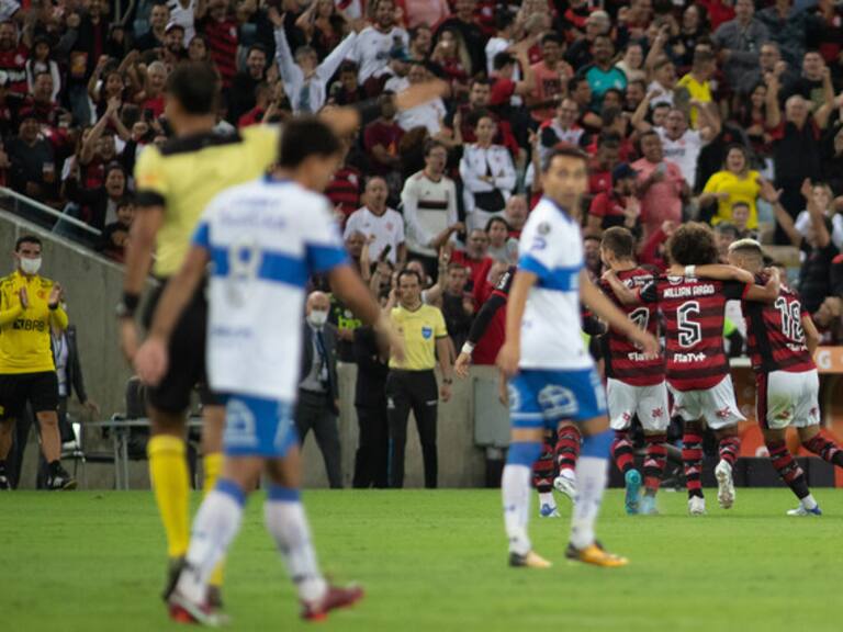 Universidad Católica cayó goleada ante Flamengo en el Maracaná y se despidió tempranamente de la Copa Libertadores de América