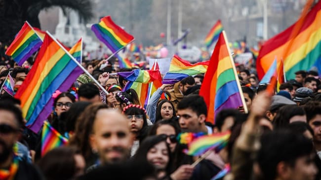 23 de JUNIO de 2018 / SANTIAGOMiles de personas participan de la "Marcha por el Orgullo 2018", convocada por el Movilh y la Fundación Iguales.
FOTO: HANS SCOTT / AGENCIAUNO
