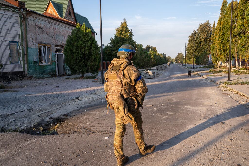 Un soldado ucraniano camina por la vacía localidad de Sudzha, en medio del avance militar de Ucrania por la región de Kursk en Rusia.