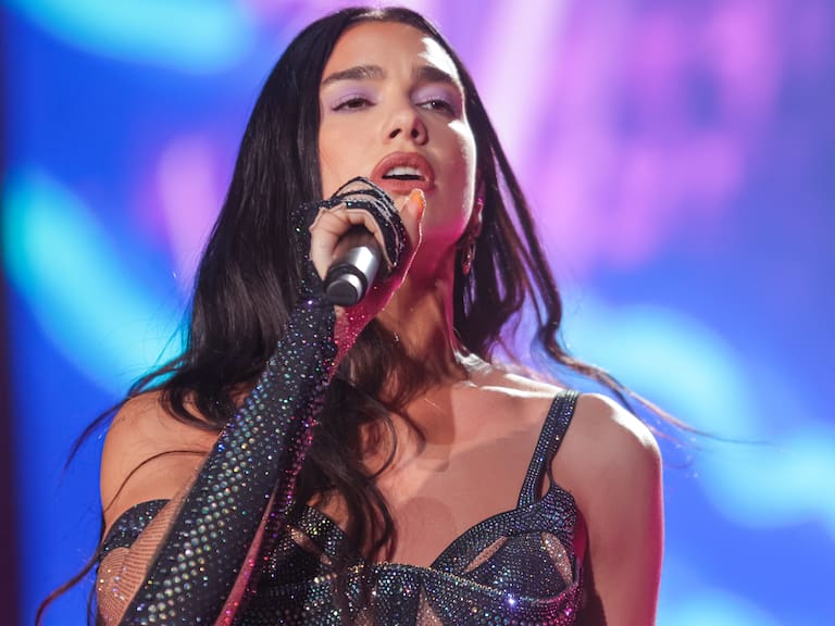 Dua Lipa en el centro de Santiago: comió mote con huesillo y visitó el Cerro San Cristóbal