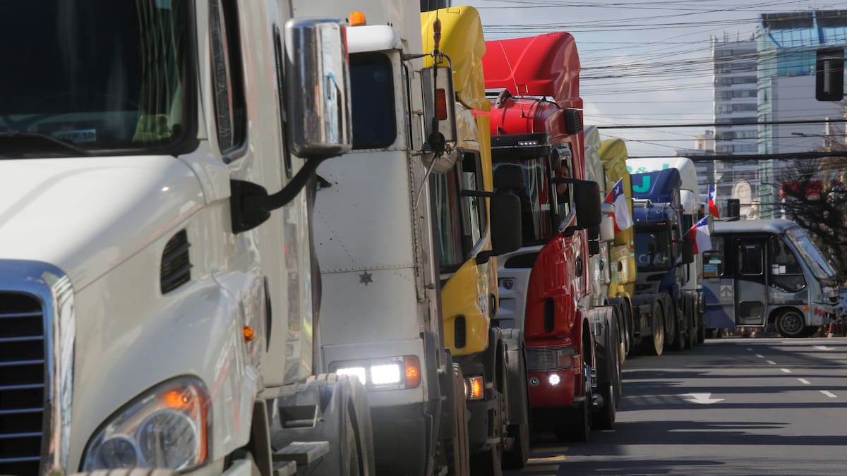 Camioneros no descartan movilizaciones por alza del diésel: “Golpea al corazón del transporte de carga en Chile”