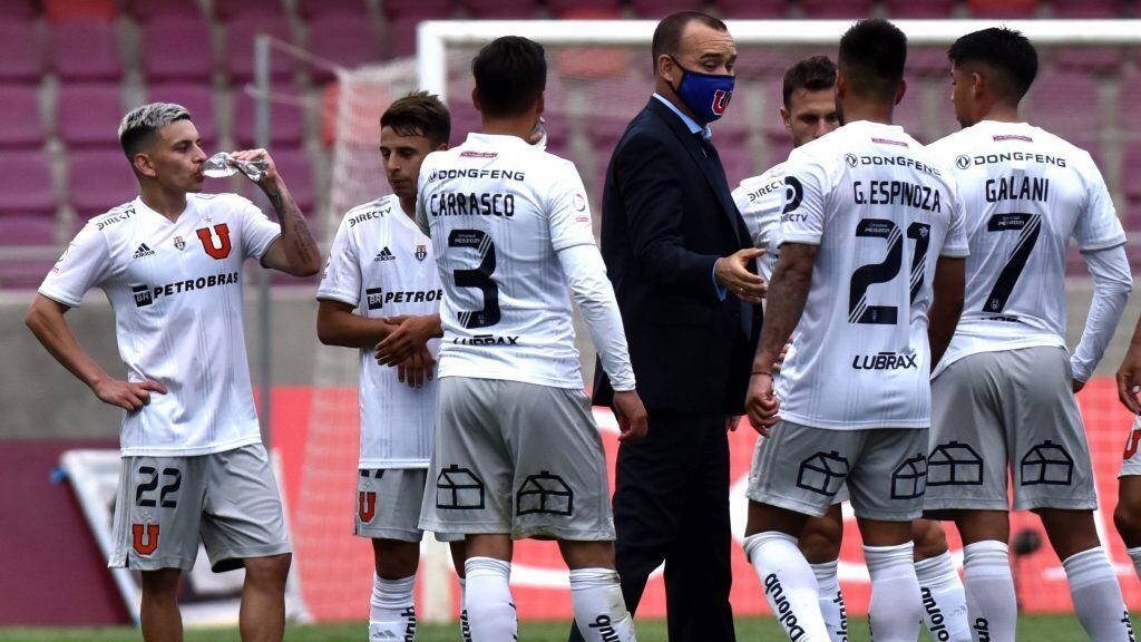 17 DE DICIEMBRE DE 2020/LA SERENAJugadores de Universidad de Chile en lamento conversan con el director tecnico, Rafael Dudamel (de negro), durante el partido valido por el Campeonato Nacional AFP PlanVital 2020, entre La Serena y Universidad de Chile, disputado en el Estadio La Portada.
FOTO: ALEJANDRO PIZARRO UBILLA/AGENCIAUNO