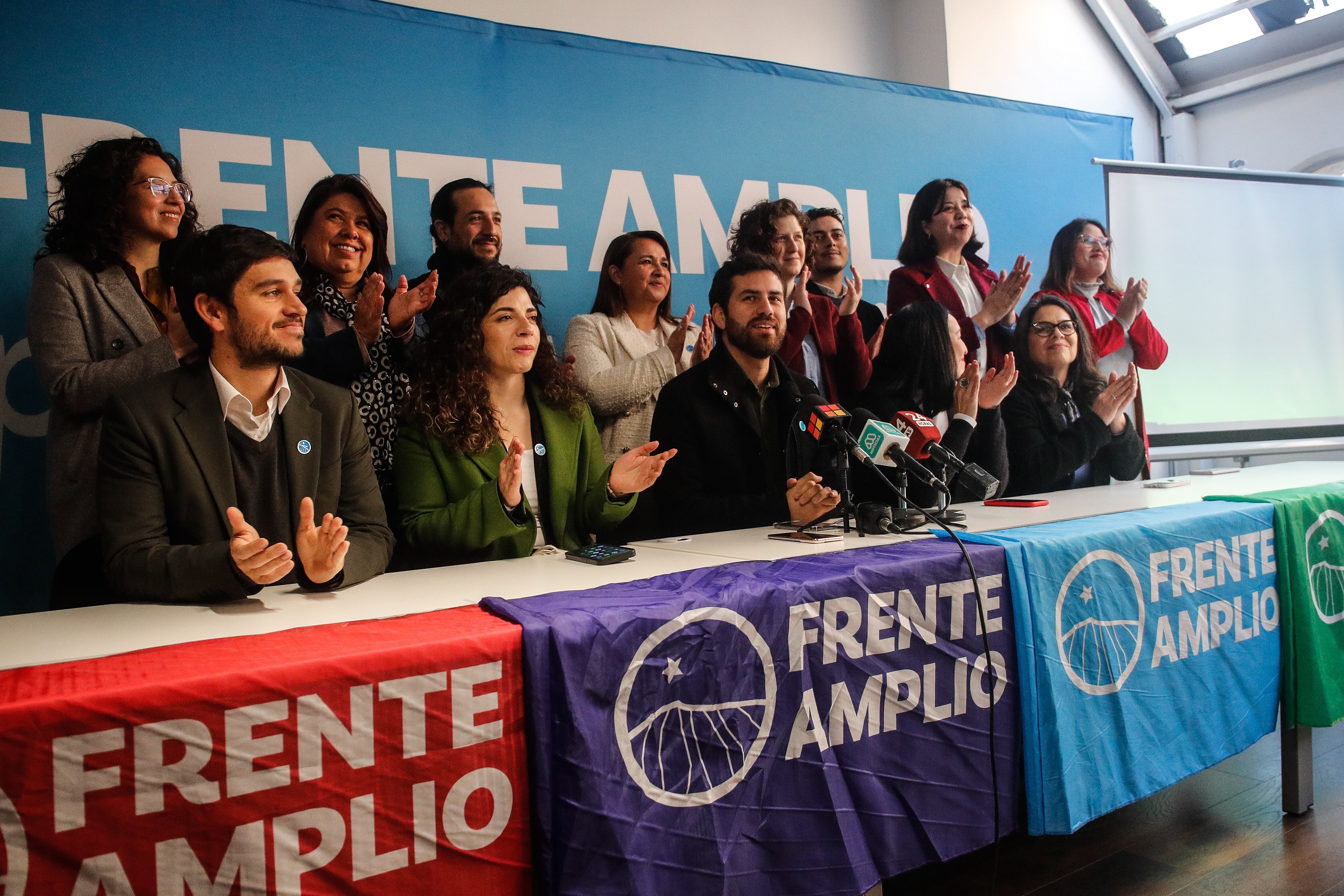 01 DE JULIO DE 2024 / SANTIAGO
La mesa provisoria del Frente Amplio encabezada por Diego Ibáñez y Tatiana Urrutia ofrecen su primera vocería como partido y convoca a las elecciones internas para definir a su primera directiva nacional.
FOTO: DIEGO MARTIN /AGENCIAUNO