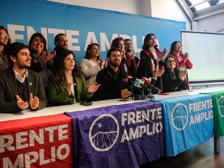 01 DE JULIO DE 2024 / SANTIAGO
La mesa provisoria del Frente Amplio encabezada por Diego Ibáñez y Tatiana Urrutia ofrecen su primera vocería como partido y convoca a las elecciones internas para definir a su primera directiva nacional.
FOTO: DIEGO MARTIN /AGENCIAUNO
