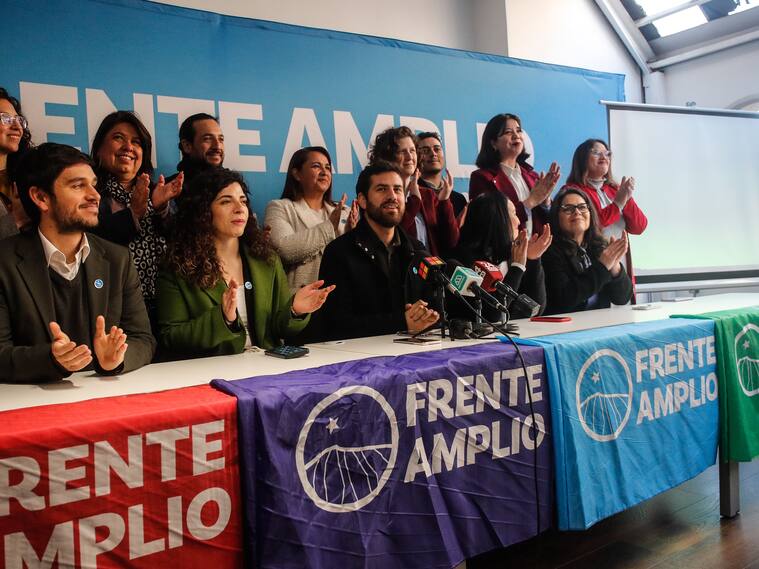 01 DE JULIO DE 2024 / SANTIAGO
La mesa provisoria del Frente Amplio encabezada por Diego Ibáñez y Tatiana Urrutia ofrecen su primera vocería como partido y convoca a las elecciones internas para definir a su primera directiva nacional.
FOTO: DIEGO MARTIN /AGENCIAUNO