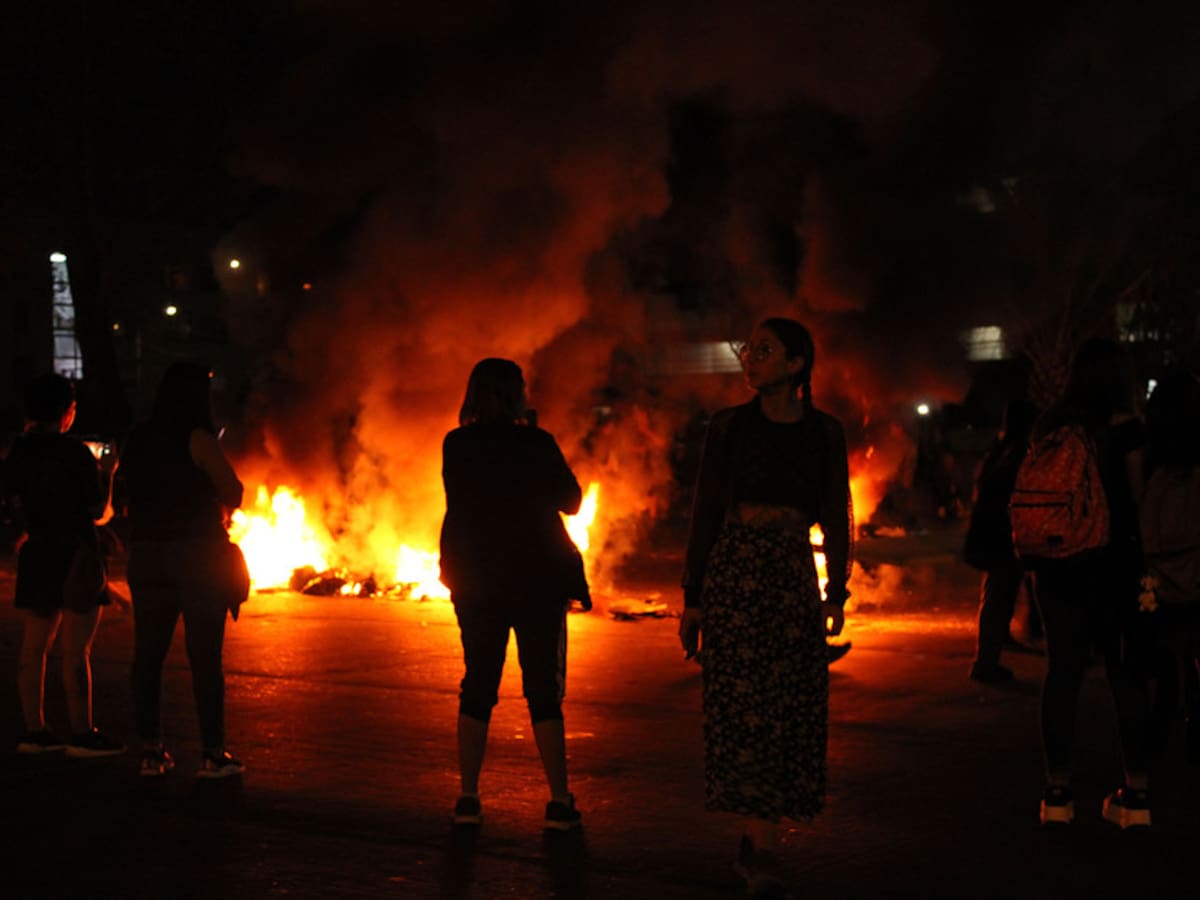 Carabineros reportó barricadas e incidentes durante la madrugada del jueves en Peñalolén