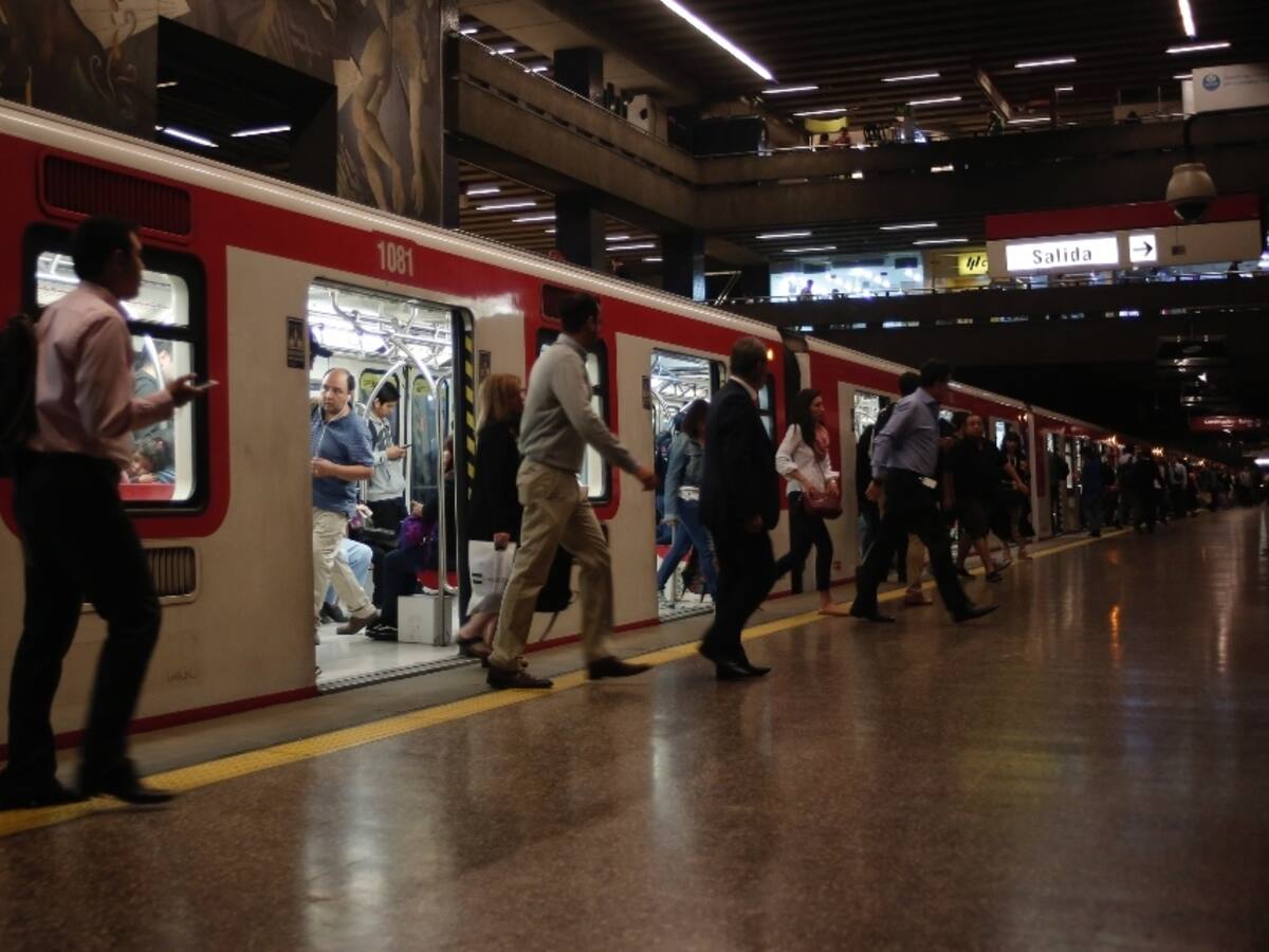 Metro de Santiago informa que estación Baquedano se encuentra cerrada y solo disponible para combinación