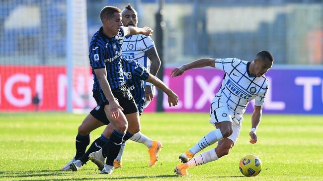 BERGAMO, ITALY - NOVEMBER 08: Alexis Sánchez of FC Internazionale competes for the ball with Mario Paalic of Atalanta BC during the Serie A match between Atalanta BC and FC Internazionale at Gewiss Stadium on November 8, 2020 in Bergamo, Italy. (Photo by Claudio Villa - Inter/Inter via Getty Images)