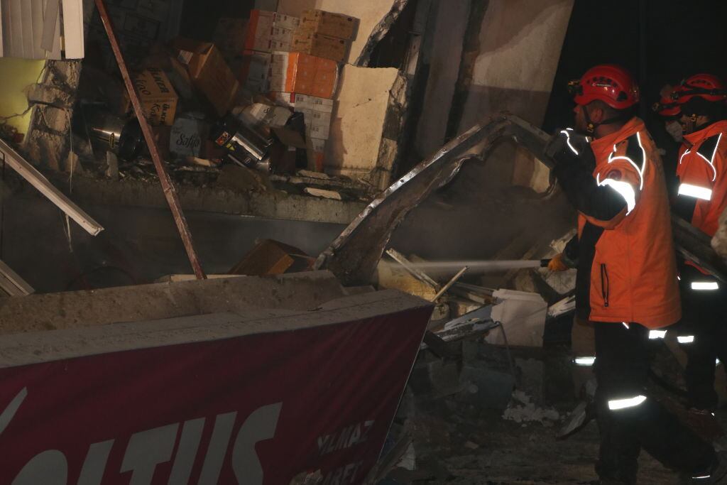 Personal de emergencia revisa edificios tras nuevo sismo en Turquía