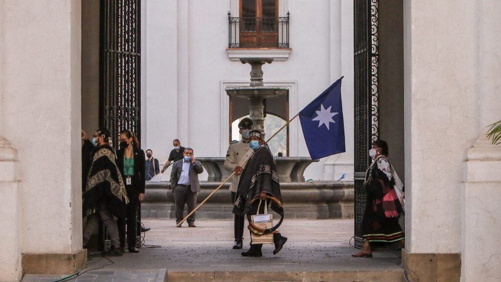 12 de Marzo 2022/SANTIAGOPueblos originarios caminan por los pasillos del Palacio de la moneda.
Foto: LUKAS SOLIS/AGENCIAUNO