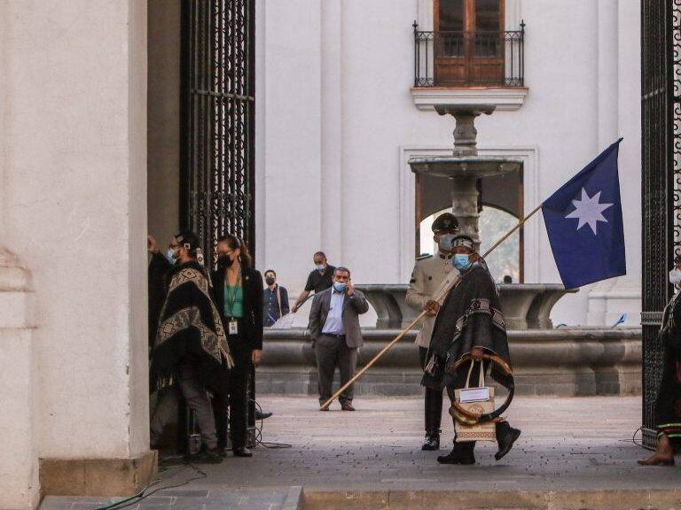 12 de Marzo 2022/SANTIAGOPueblos originarios caminan por los pasillos del Palacio de la moneda.
Foto: LUKAS SOLIS/AGENCIAUNO