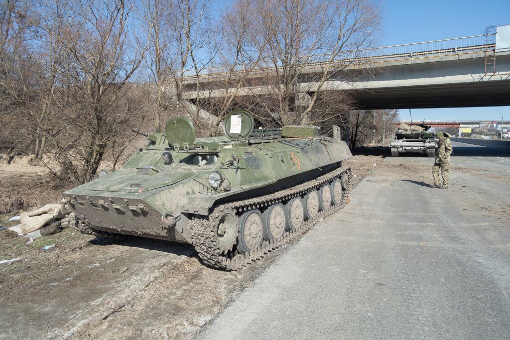 Un tanque ruso capturado por soldados ucranianos cerca de Kiev