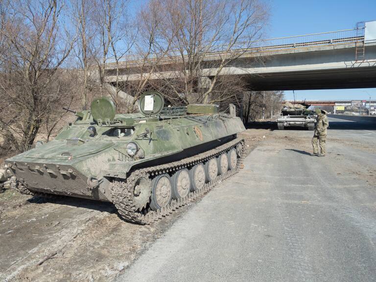 Un tanque ruso capturado por soldados ucranianos cerca de Kiev