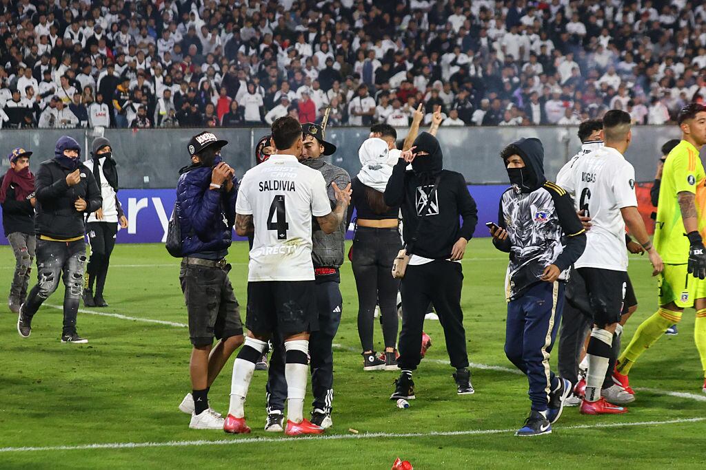 SANTIAGO, CHILE - APRIL 10: Fans enter the field as the match is suspended during the CONMEBOL Copa Libertadores group E match between Colo Colo and Fortaleza at Estadio Monumental David Arellano on April 10, 2025 in Santiago, Chile. (Photo by Marcelo Hernandez/Getty Images)